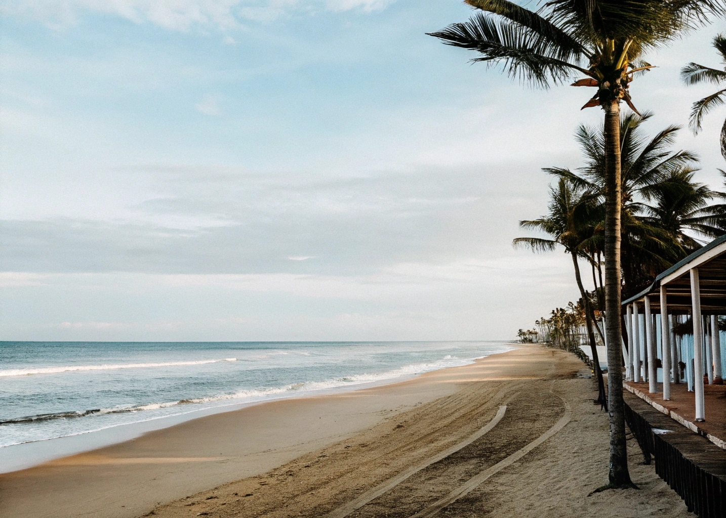 Costa della spiaggia San Lorenzo in Sicilia con stabilimenti balneari e palme