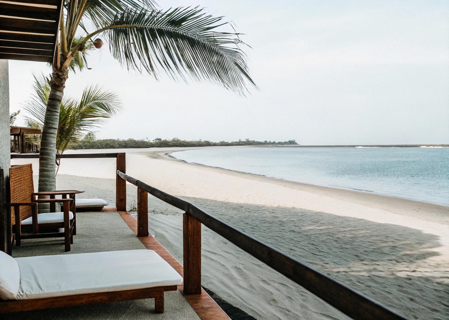 Terrazza con vista sulla spiaggia di San Lorenzo a Noto con lettini e palme